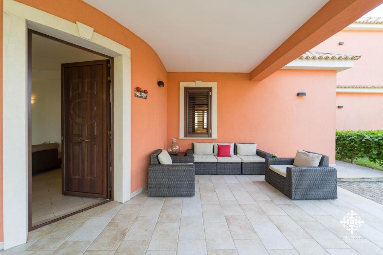 Villa Seaside - Beach Retreat With Jacuzzi Сиракузы Экстерьер фото